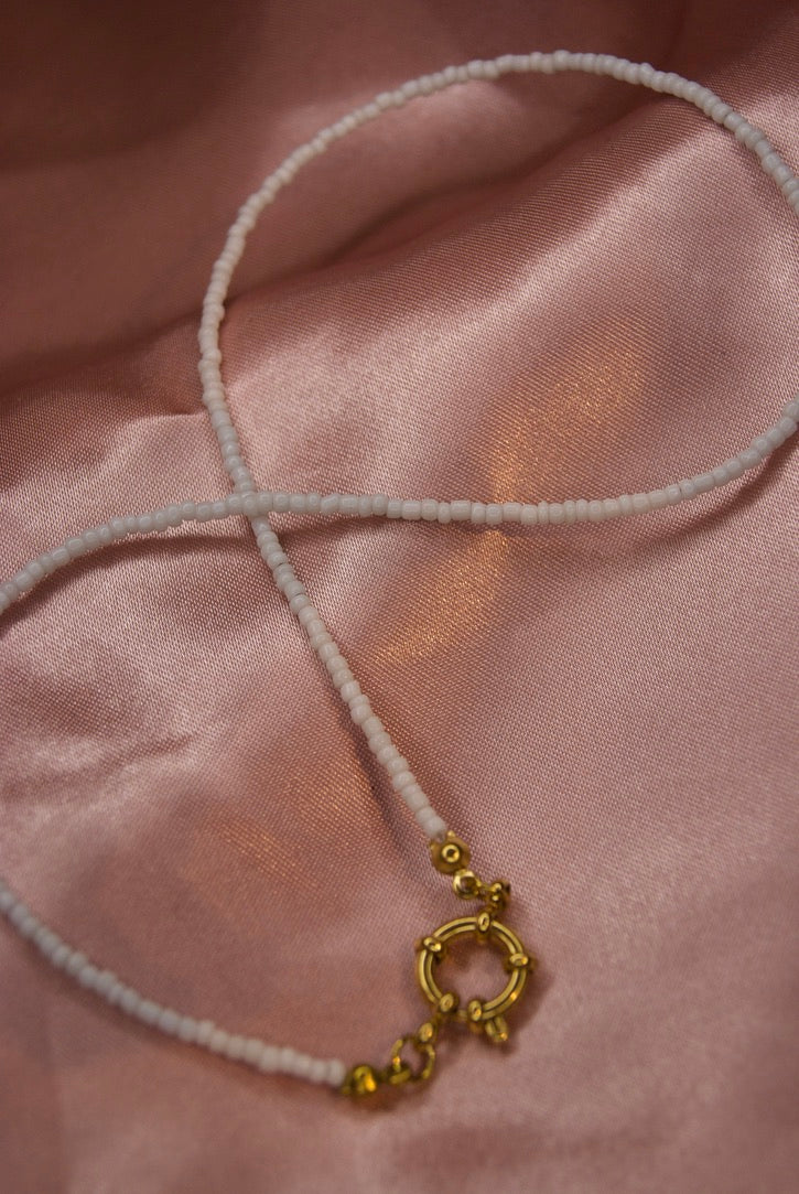 Charm ketting witte kralen