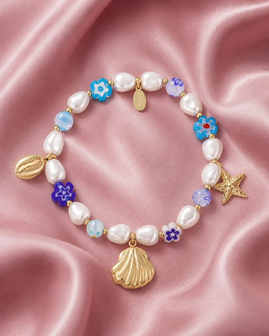 Parel armband met blauwe kralen en schelpenbedels