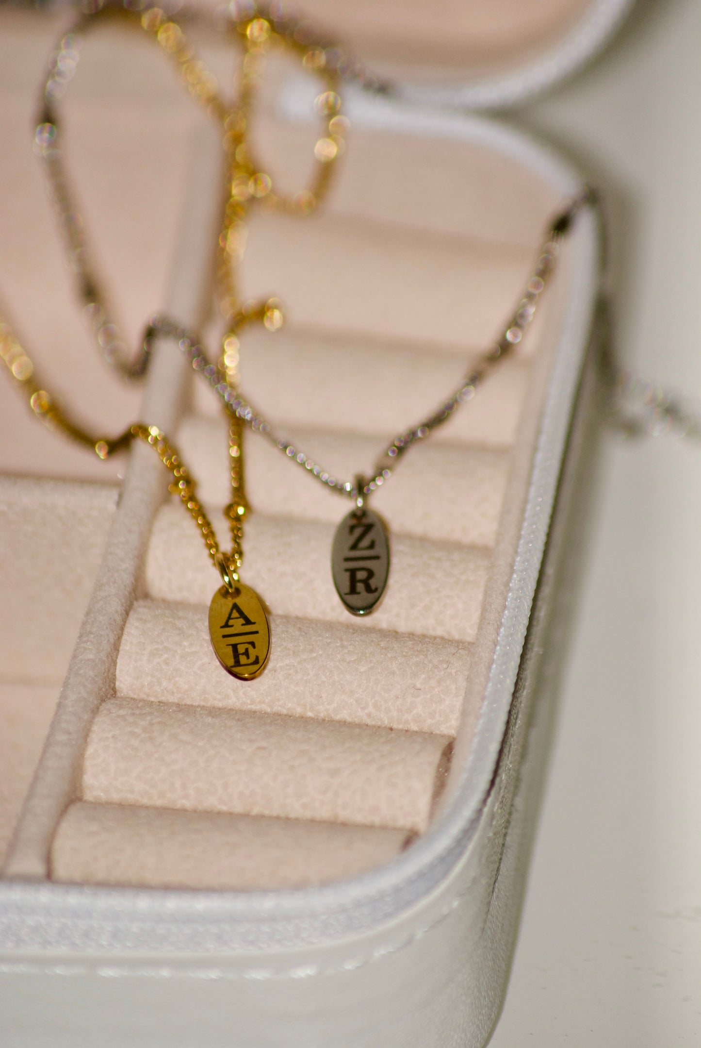 Glow Initial ketting ovaal